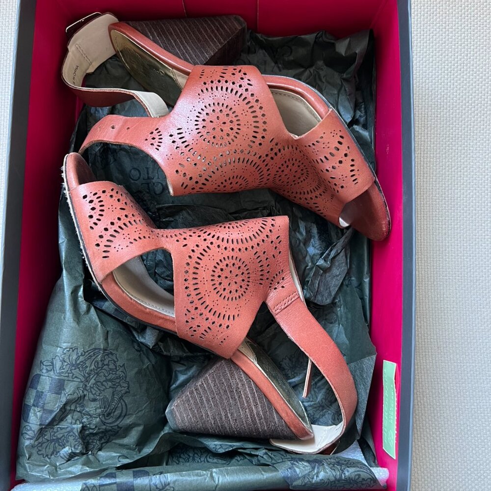 Vince Camuto rust color shoe